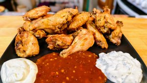 САМЫЕ ВКУСНЫЕ СОУСЫ К ЗАПЕЧЁННЫМ КРЫЛЫШКАМ. Три соуса за 10 минут!