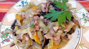 Кабачки жаренные с грибами и копчёностями. Домашние оценят по достоинству.