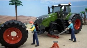 У трактора отвалилось колесо, забавное с игрушками БИБО