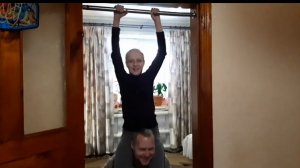 Воспоминания 2020г. Делаем турник в доме. Катаемся на санках. Дочь катает папу.