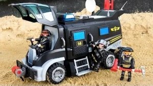 Тактическое подразделение PLAYMOBIL SWAT Team распаковывает и собирает полицейский грузовик-цистерн
