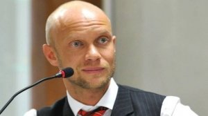 Дмитрий Хрусталев устроил пьяный дебош на борту самолета