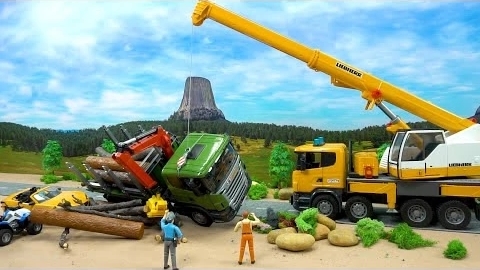Автокран спасает лесовоз! Полицейские машины и гоночный болид~! ИГРУШКИ BIBO