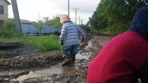 Дети играют в луже
