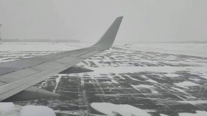Посадка самолета. Аэропорт Когалым. В условиях плохой видимости. Из окна самолета. 2.04.2025