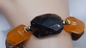 Браслет с натуральным камнем. сардоникс и кварц . Авторская бижутерия