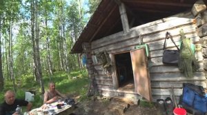 На рыбалку с ночевкой/ Щуки и окуни на спиннинг/ Таежная изба/ морошка