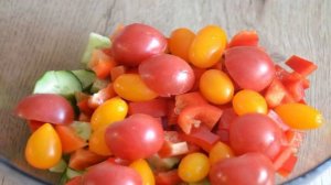 Греческий салат с перепелиными яйцами