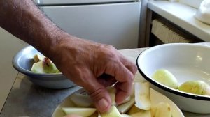 Яблоки запечённые дольками с сахаром в микроволновке