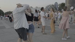 В Петербурге танцуют на улице