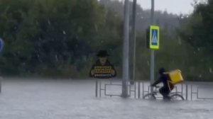 Курьер в дождь в Барнауле