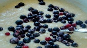 Быстрый пирог с замороженными ягодами