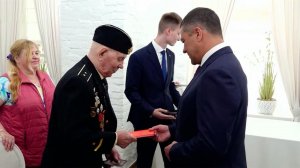 Губернатор Псковской области вручил паспорт гражданина России вернувшемуся из Латвии ветерану ВОВ
