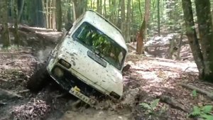 УАЗы и Нива пробиваются на водопад через Караби