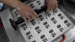 Изготовление рисовых лепешек на первый день рождения