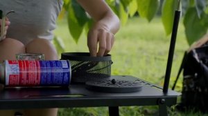 Красивая девушка кемпинг  на природе с тентом палаткой