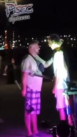 В Новороссийске пьяный мужик с топором напал на уличного гитариста — шизу надоело слушать одни и ...