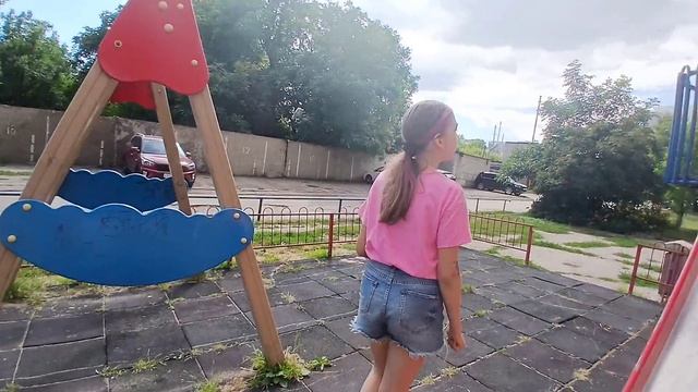 обзор на площадку за моим домом. 
прикольно и весело