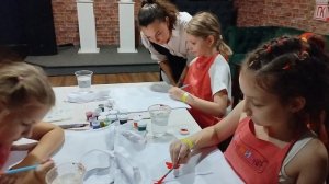 Приняли участие в мастер-классе по раскраске сумки шоппера. У Вики травма руки, но она справилась.