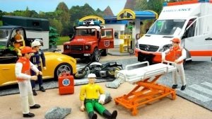 Пожарные машины и машинки скорой помощи реагируют на пожары игрушечными машинами ~!