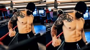 Чонгук публично демонстрирует новую татуировку, снимая футболку.