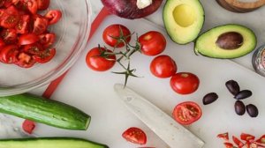 Греческий салат с авокадо