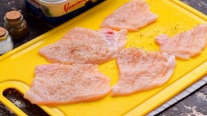 Греческий салат с сухариками и курицей