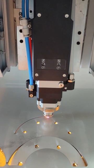 Резка металла на оптоволоконном станке XTC-1530H/3000 Reci смотреть онлайн