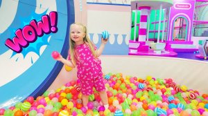 Мия играет в ЯРКОЙ ИГРОВОЙ КОМНАТЕ! 💖 Интересные лазалки  и моря веселья! - Видео для детей!