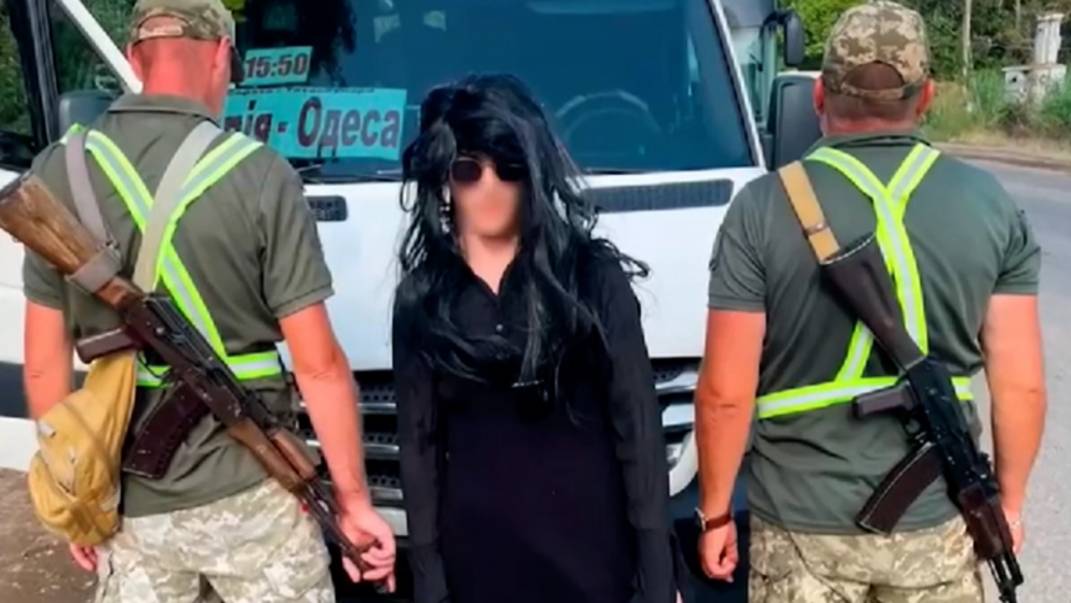 Это же мужик: на Украине задержали переодевшегося женщиной перебежчика