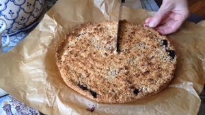 Песочный пирог с малиной и меренгой