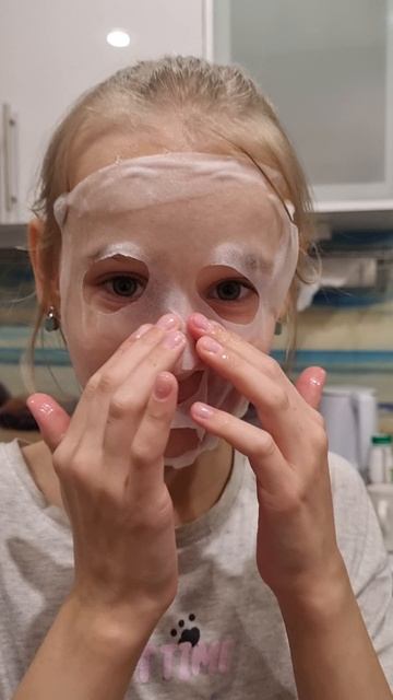 Доча первый раз делает маску 