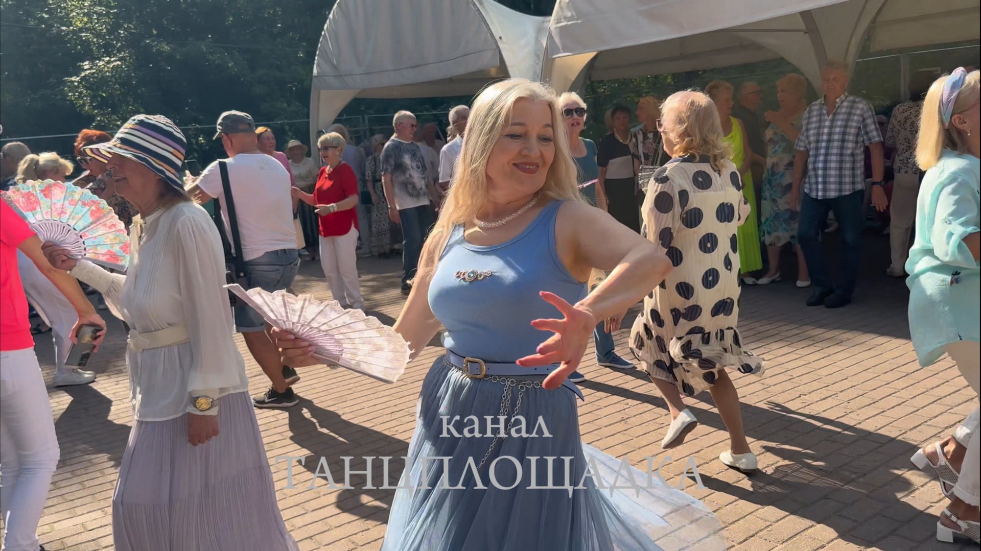 Все красотки тут в Сокольниках Смотри как танцуют танцы сокольники танцплощадка