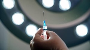 Уколы красоты оставили десятки россиянок с изуродованными лицами