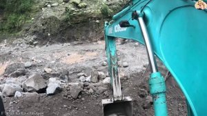 Строительство, экскаватор копает песок