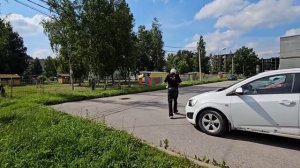 Идём с мужем на почту вместе. Ты ему не доверяешь_ Сумочка в подарок.