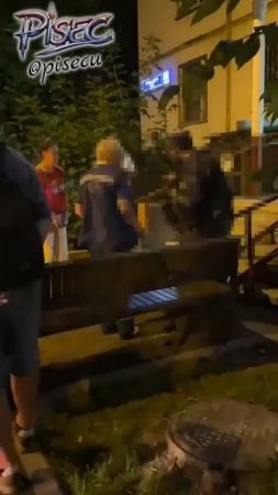 В Москве девушка вылезла из окна на кондиционер из-за голосов в голове.