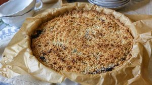 Пирог сбричолата с черной смородиной и миндальной крошкой