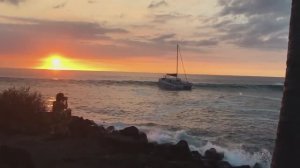 Катамаран выносит на камни прибойной волной