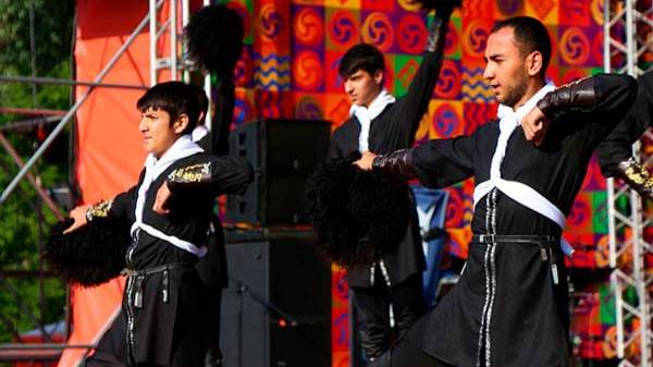 Азербайджанское шоу барабанов и танец "Казбегури" (артисты из Баку, выезжают по другим городам) смотреть онлайн