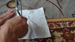 режу салфетку ножовкой по металлу
