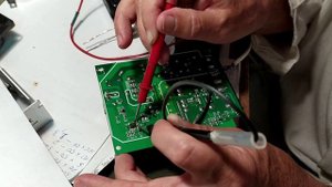Блок питания в защитном кожухе PS100-W1V12 не работает. Лампочка постоянно мигает.  Ремонт