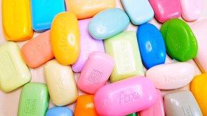 АСМР ШУРШАНИЕ. РАСКЛАДЫВАЮ КРАСОЧНОЕ МЫЛО. ШЕЛЕСТ УПАКОВКИ.