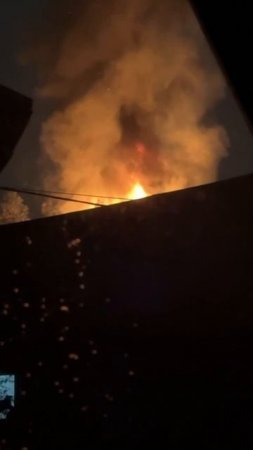 🔥Дом полыхает от удара мощнейшей молнии в Балашихе🔥