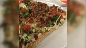 Большой кусок пиццы.