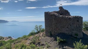 По Крыму пешком от Морского к башне вдоль моря мимо маяка и к мысу Ай-Фока