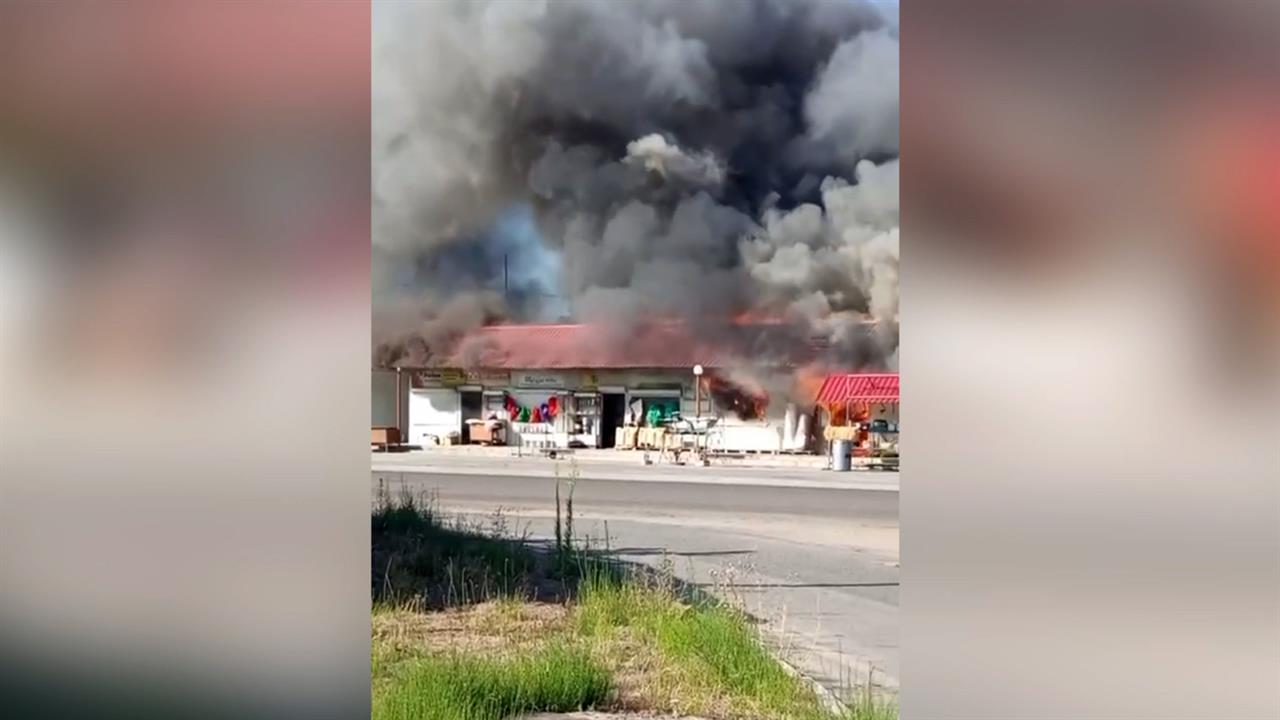 Появились кадры с места атаки ВСУ по торговым помещениям в Херсонской области