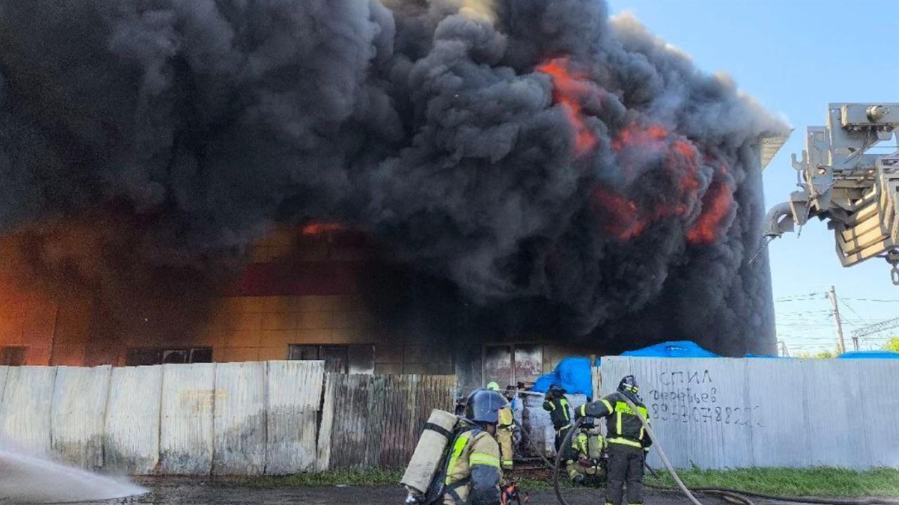 Мощный пожар охватил склад в Челябинске: кадры с места происшествия