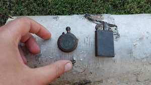 Нашел две старые зажигалки времен войны. Показываю их сохранность и комплектность