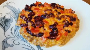 Большая мясная котлета в духовке с сыром, фасолью и томатами - простой и вкусный ужин.